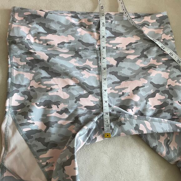 Fabletics Mid-Rise PowerHold Colorblock Capri Camo Size M Pink Gray Yoga Mesh - Picture 9 of 10